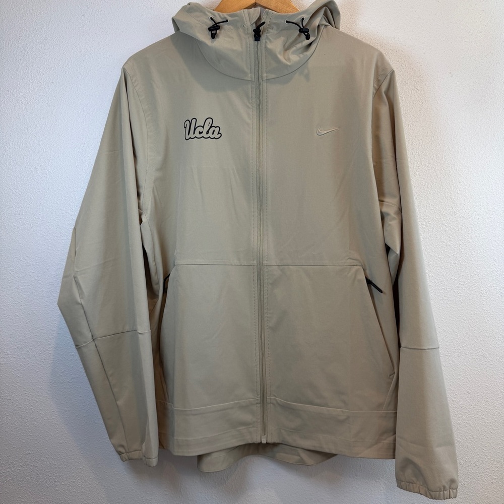 Nike UCLA Bruins Unlimited Repel Hooded Performance Jacket Khaki/Sand Large